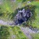 Imagen para el artículo titulado Encuentran una descomunal cueva inexplorada oculta en un valle de las montañas canadienses